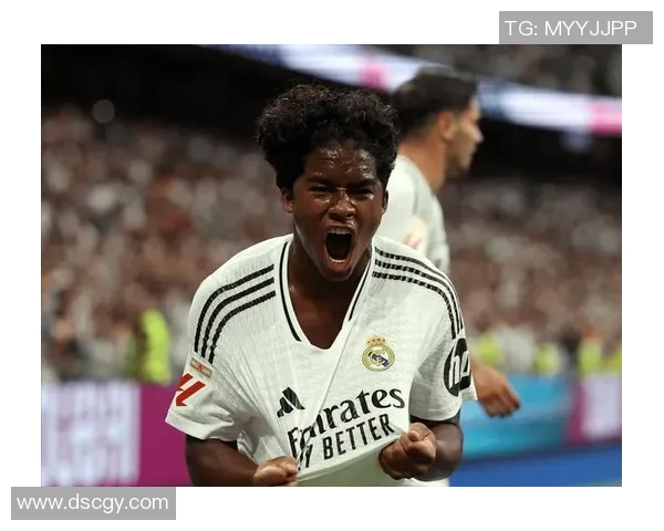 哪个足球明星以中分发型闻名于世引发球迷热议与模仿